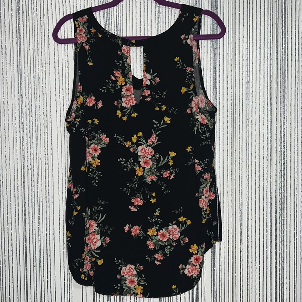 Old navy floral black tank top. Key hole back. Size Large - Picture 2 of 3